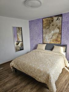 蒙斯magnifique appartement à Mons的卧室里有一张床，墙上挂着一幅画 更多10张照片
