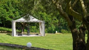 Vonkajšia záhrada v ubytovaní Torre Ginestre 12, Emma Villas