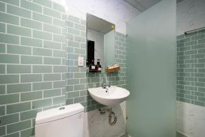 Ένα μπάνιο στο KHKO Charisse Hotel Delhi Darbar +36 φωτογραφίες