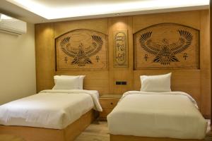 Voodi või voodid majutusasutuse Neom Pyramids Valley Boutique hotel toas