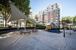 un parque con parque infantil y tobogán en Xinxinjia, en Beijing