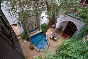 an overhead view of a swimming pool in a backyard at Riad Alma Mouassine in Marrakech