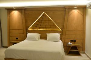 Voodi või voodid majutusasutuse Neom Pyramids Valley Boutique hotel toas