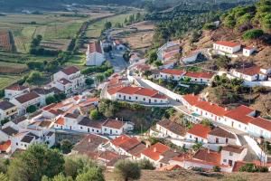 una vista aérea de una localidad con techos rojos en Casa Ela Navega, en Aljezur 17 fotos más