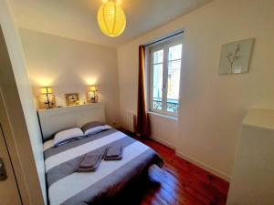 una camera da letto con un letto grande e una finestra di Le Erquy - Proche gare et centre. a Saint-Brieuc