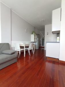 een woonkamer met een tafel en een bank bij A casa di A in Milaan