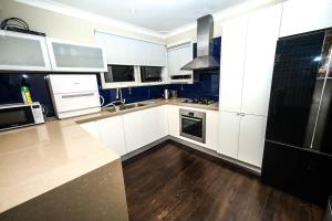 Køkken eller tekøkken på Sydney Moorebank 4 bed house close Liverpool
