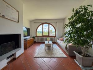a living room with a couch and a table at Casa Terra Holiday in Padenghe sul Garda