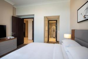 Letto o letti in una camera di Marriott Executive Apartments Doha, Le Mirage City Walk