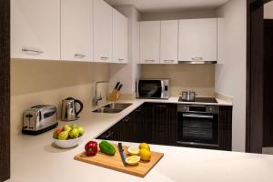 Cucina o angolo cottura di Marriott Executive Apartments Doha, Le Mirage City Walk