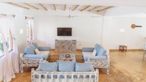 ワタムにあるKiboko Nyumbaのソファ2つとテーブルのあるリビングルーム