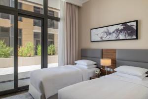 Letto o letti in una camera di Marriott Executive Apartments Doha, Le Mirage City Walk