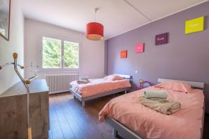 una camera da letto con due letti e una finestra di Appartements parc Pereire ad Arcachon