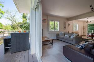 un soggiorno con un divano e un tavolo di Appartements parc Pereire ad Arcachon