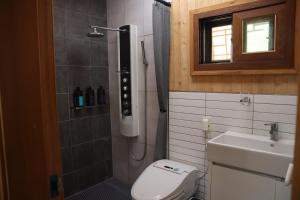 Un baño con ducha, inodoro y lavabo. en Eunpyeong Hanok Pyeonganchae, en Seúl