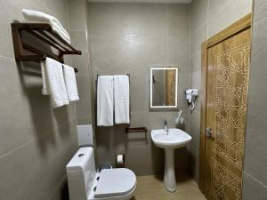 希瓦Hotel Byond Khiva的配有白色马桶和水槽的浴室
