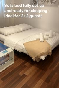 Ліжко або ліжка в номері MARTON & MARTINIS SUPERIOR APARTMENTS - spacious one-room apartments - excellent location within walking distance of Diocletian's Palace and Bacvice Beach - the best restaurants within walking distance