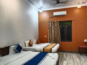 Postel nebo postele na pokoji v ubytování Hotel Mewad Haveli Pushkar
