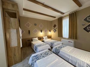 希瓦Hotel Byond Khiva的一间酒店客房,内有三张床