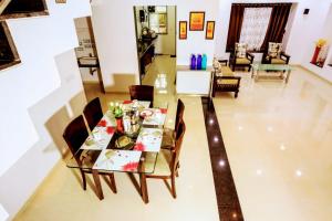 une table à manger et des chaises dans un salon dans l'établissement 3bhk Jannat Villa, à Lonavala