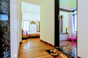 Cette chambre comprend un grand miroir. dans l'établissement 3bhk Jannat Villa, à Lonavala