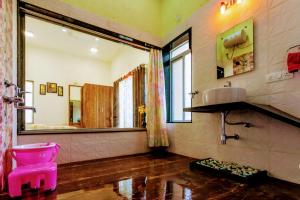 La salle de bains est pourvue de toilettes roses et d'un lavabo. dans l'établissement 3bhk Jannat Villa, à Lonavala 16 autres photos