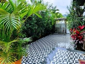 d'un jardin avec un chemin avec des plantes et un portail. dans l'établissement 3bhk Jannat Villa, à Lonavala