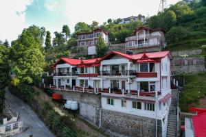 a group of houses on the side of a hill at SkyNest Bhimtal in Rāmgarh
