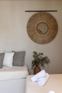 Katil atau katil-katil dalam bilik di Noe Rooms In Center Of Tinos