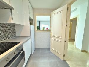 Kuchyň nebo kuchyňský kout v ubytování Apartamento en Aloha