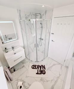 ein Badezimmer mit Dusche und Waschbecken in der Unterkunft Luxury Sea View Retreat with Hot Tub Sleeps 8 in Dover