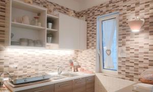 una cucina con un lavandino e una finestra di Villa Adelia a Pozzuoli Altre 29 foto