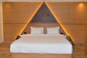 Voodi või voodid majutusasutuse Neom Pyramids Valley Boutique hotel toas
