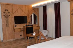 Televiisor ja/või meelelahutuskeskus majutusasutuses Neom Pyramids Valley Boutique hotel