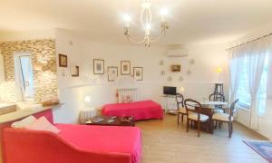 un soggiorno con un divano rosso e un tavolo di Villa Adelia a Pozzuoli
