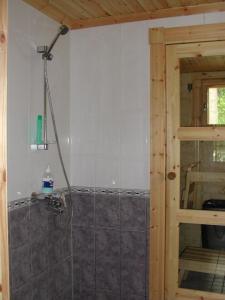 Kylpyhuone majoituspaikassa Ylä-Saarikko Holiday Cottages