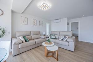 een woonkamer met een bank en een tafel bij Mucho Gusto Coblanca 3 in Benidorm