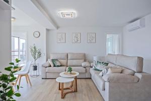 een woonkamer met een bank en een tafel bij Mucho Gusto Coblanca 3 in Benidorm