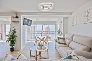 een woonkamer met een bank en een tafel bij Mucho Gusto Coblanca 3 in Benidorm