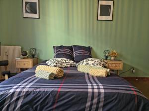 Le Letizia-Belle de mai-Balcon-Wifi-Parking-Netflix-Urban NestConciergerie في مارسيليا: سرير عليه ثلاث مخدات