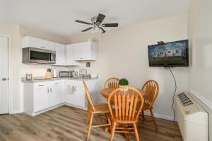 eine Küche und ein Esszimmer mit Tisch und Stühlen in der Unterkunft Assateague Inn 106-S in Deep Hole