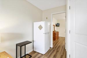 eine Küche mit einem weißen Kühlschrank und einem Tisch in der Unterkunft Assateague Inn 106-S in Deep Hole