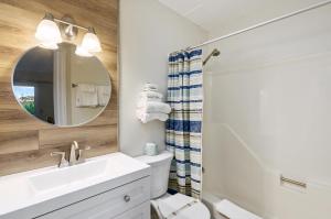 ein Badezimmer mit Waschbecken und Spiegel in der Unterkunft Assateague Inn 106-S in Deep Hole + 16 Fotos