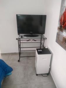 Televízia a/alebo spoločenská miestnosť v ubytovaní Casa Alba 1
