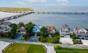 una vista aerea di una casa con un molo di Sea Glass a Chincoteague