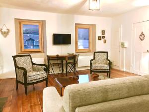 Μια τηλεόραση ή/και κέντρο ψυχαγωγίας στο Les Remparts - Centre Ville - Charme & Vue Montagnes