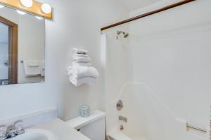 Bilik mandi di Assateague Inn 204-S +16 gambar