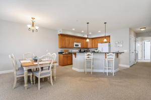 Una cocina y un comedor con mesa y sillas. en Sunset Bay Villa 309 - Changes In Latitude, en Chincoteague 31 fotos más