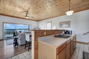 Kuchyň nebo kuchyňský kout v ubytování Coastal Retreat