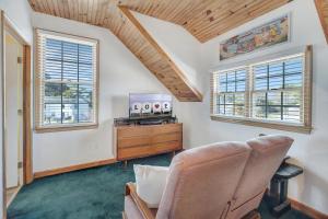 TV a/nebo společenská místnost v ubytování Coastal Retreat
